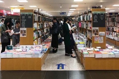 Văn hóa đứng đọc Tachiyomi độc đáo của người Nhật