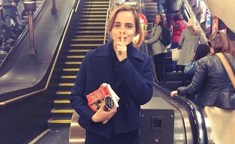 Bạn có thể nhận được sách của Emma Watson ở ga tàu điện ngầm