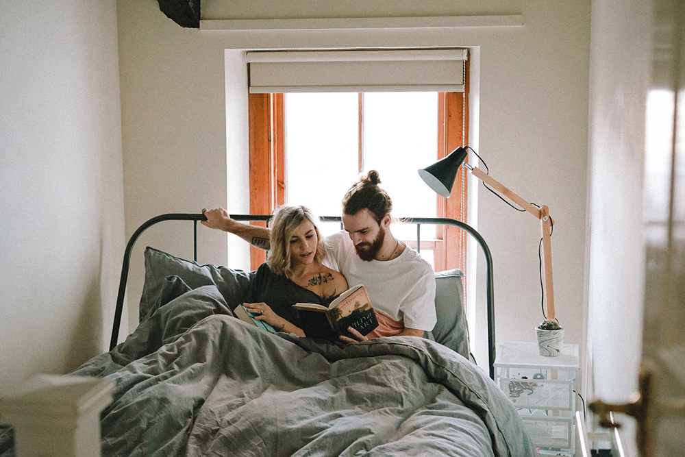 Niềm vui thú khi đọc sách trên giường cùng người yêu