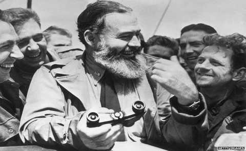 Những bài học từ nhà văn Ernest Hemingway quen mà lạ