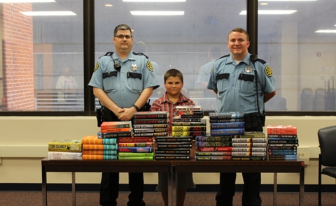 Cậu bé 9 tuổi mua sách tặng tù nhân