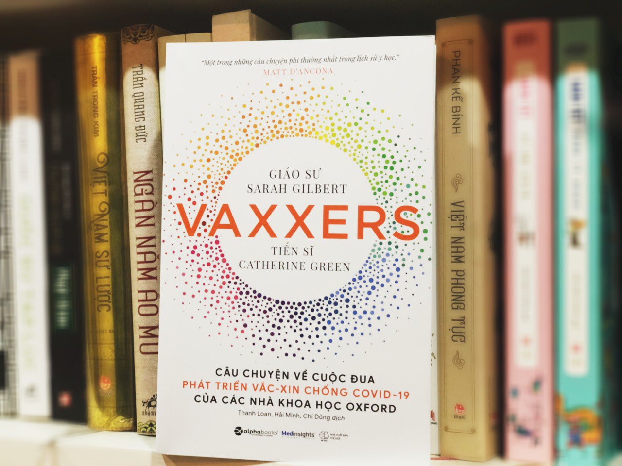 Tặng sách về phát triển vaccine chống Covid-19