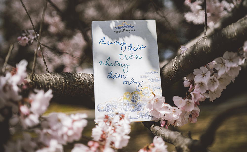 Đung đưa trên những đám mây: Phải chăng nỗi buồn là đặc quyền của tuổi trẻ?