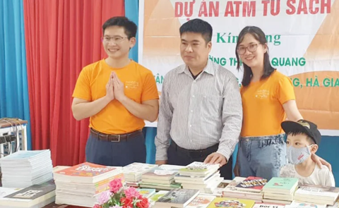 Trao tặng 25 tủ sách cho các địa phương