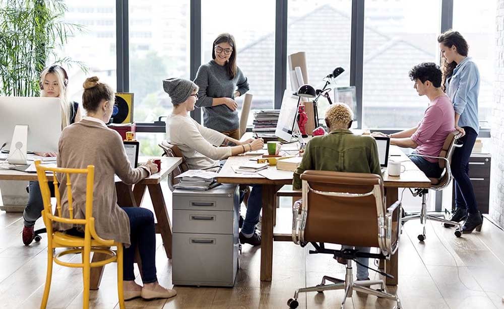 Nghệ thuật giao tiếp thành công nơi công sở: Những kẻ nghĩ lớn sải bước dài