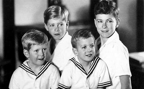 CHARLES KOCH: Sinh ra trong gia đình giàu có nhưng tuổi thơ vất vả, bị gò bó bởi là