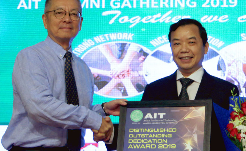 Câu chuyện Hạng bay Thương gia và sự ra đời của First News – Trí Việt