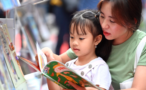 Cha mẹ không thể mong con yêu thích sách nếu mình không đọc