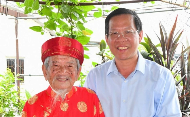 Chủ tịch TP.HCM thăm, mừng thọ nhà nghiên cứu Nguyễn Đình Tư