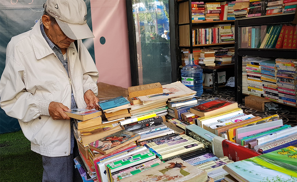 Kinh nghiệm không mua phải ấn phẩm lậu ở quầy sách cũ