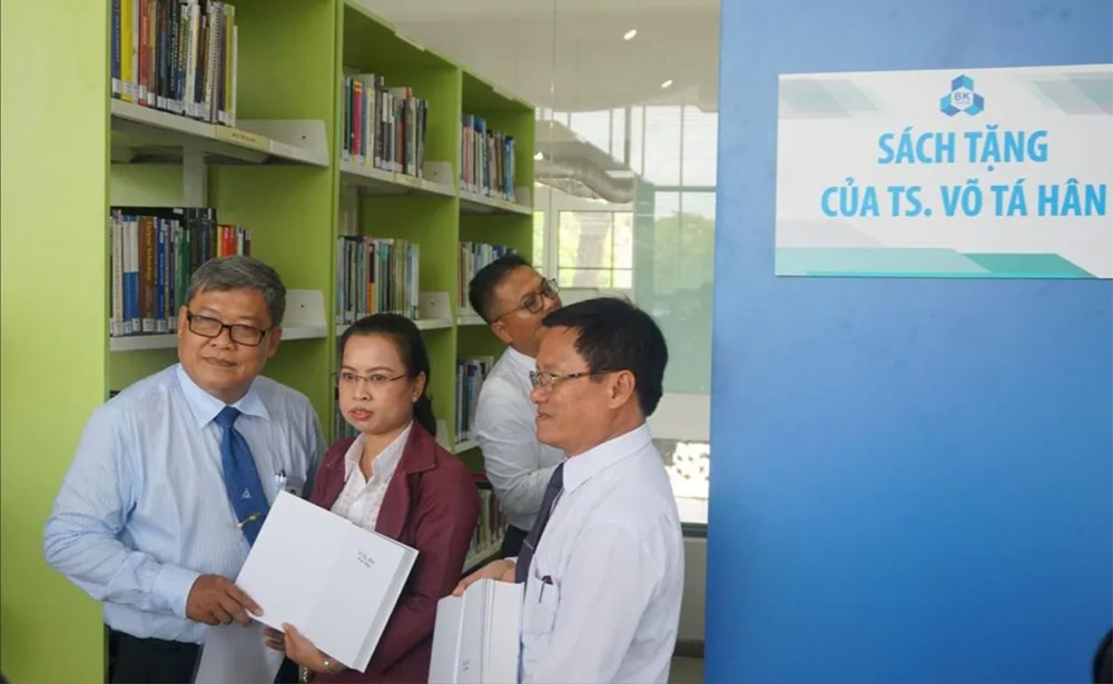 'Books4Vietnam' và hành trình mang sách của TS. Võ Tá Hân