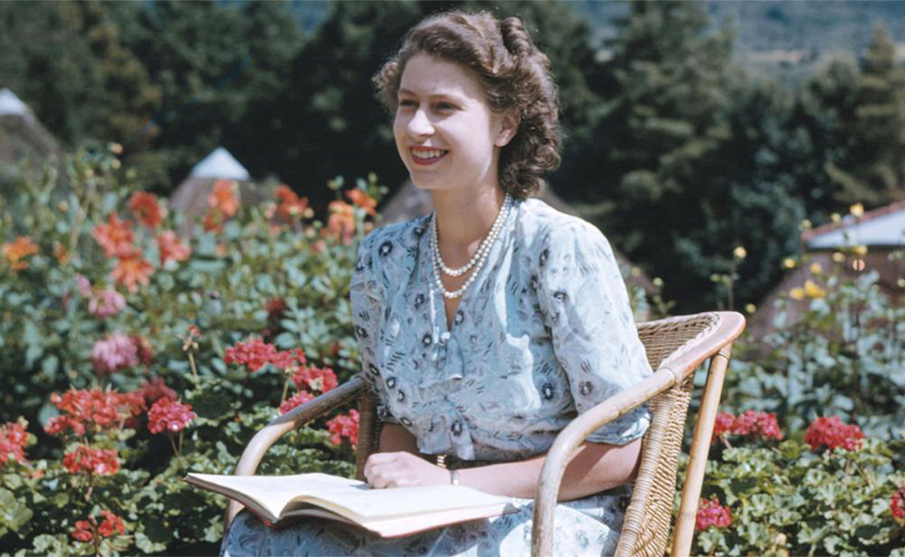 Nhìn lại cuộc đời nữ hoàng Elizabeth II qua 9  cuốn sách tiêu biểu do tờ New York Times chọn