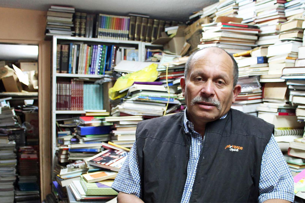 Người lao công nhặt hơn 25.000 cuốn sách trong 20 năm để mở thư viện cộng đồng