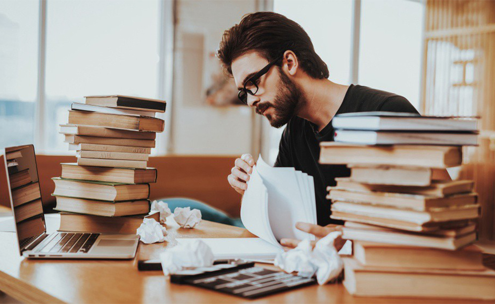 Các tiểu thuyết gia kiếm tiền từ đâu? Có phải làm văn là dễ “ĐÓI”?