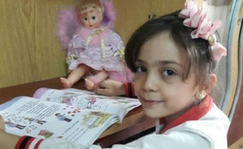 Bé gái Syria quên cuộc chiến bằng cách đọc sách