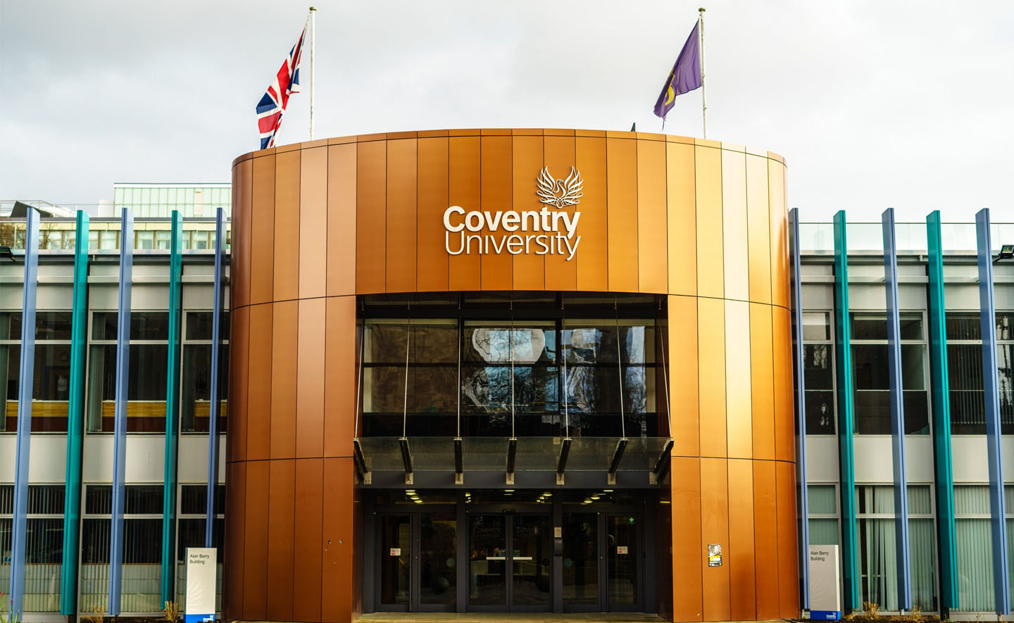 Phép màu ở Coventry - Một cảnh tượng được toàn thế giới chứng kiến