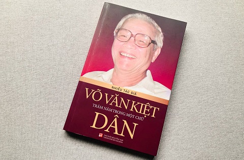 Võ Văn Kiệt- Trăm năm trong một chữ DÂN