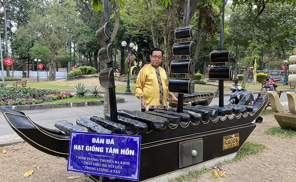 Ra mắt bộ đàn đá Hạt Giống Tâm Hồn được chế tác từ đá núi lửa đúng dịp kỷ niệm 20 năm ra đời tủ sách Hạt Giống Tâm Hồn