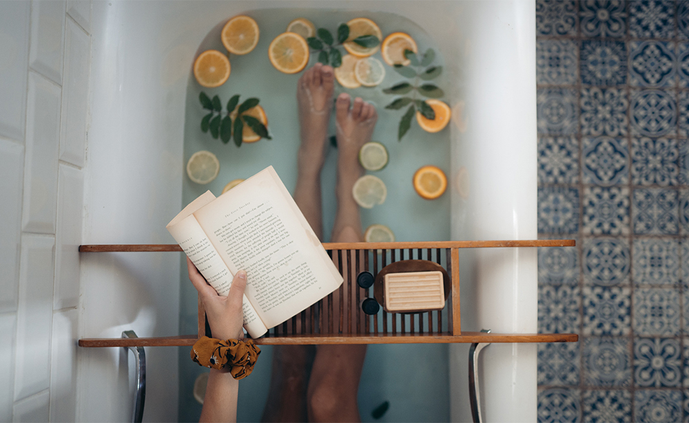 Chúng ta trở nên nhân văn hơn nhờ việc đọc như thế nào?