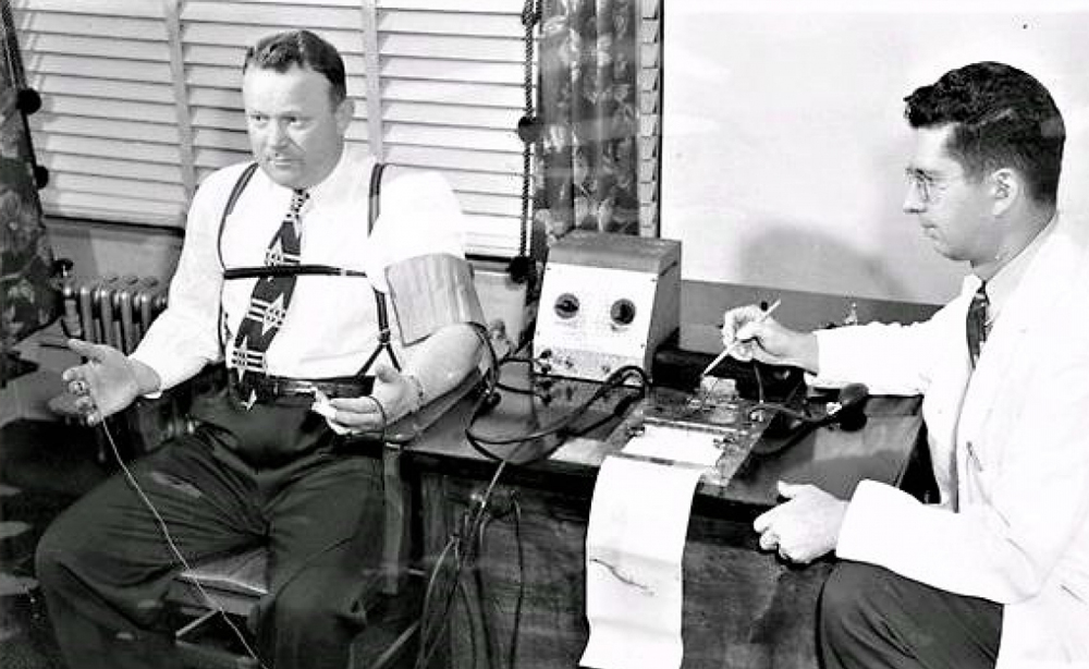 Sự vô dụng của máy phát hiện nói dối và cái hữu dụng của nghề... coi tướng số