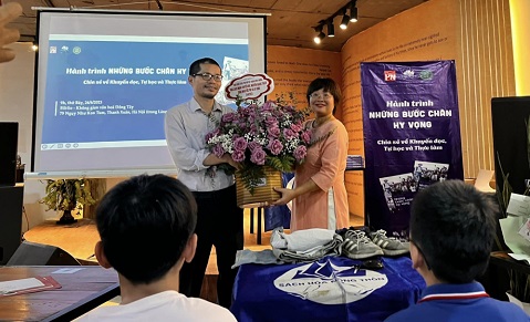 Ra mắt cuốn sách Những bước chân hy vọng của Nguyễn Quang Thạch