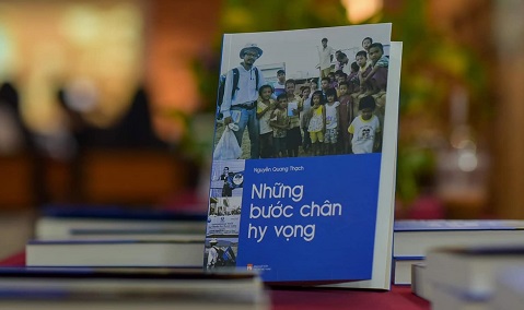Những bước chân mang lại lớp lớp hy vọng như sóng biển