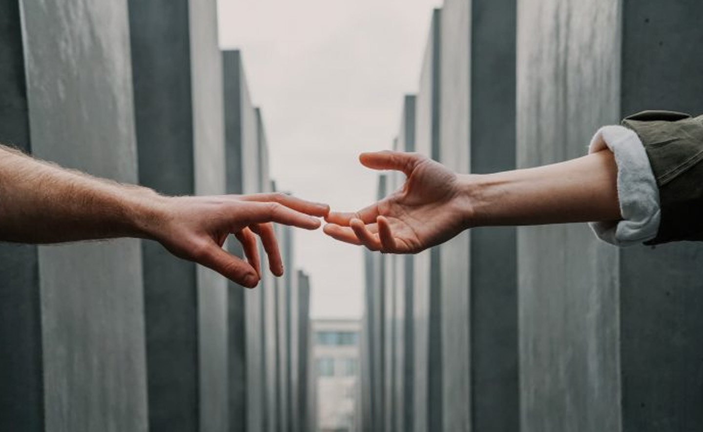 Khi được một ai đó ban đặc ân, chúng ta sẽ trở nên thiên vị bất cứ điều gì liên quan đến họ