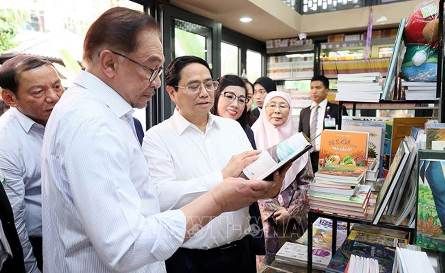 Thủ tướng Phạm Minh Chính và Thủ tướng Malaysia cùng thăm phố sách, thưởng thức cà phê