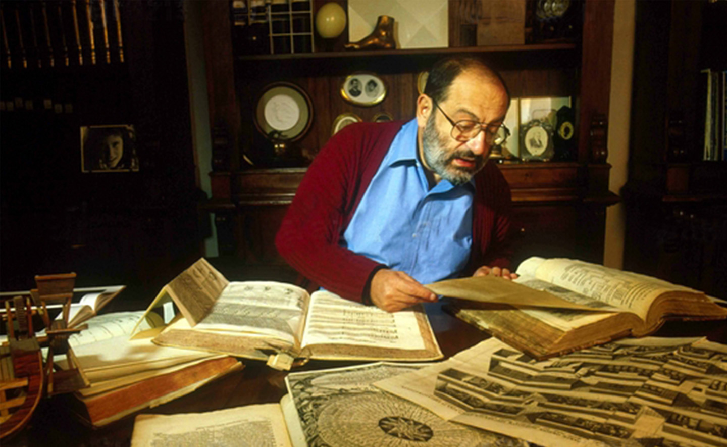10 bài học về viết lách đến từ tiểu thuyết gia Umberto Eco