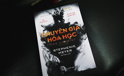 Tác giả 'Chạng vạng' chuyển mình ngoạn mục với 'Chuyên gia hóa học'