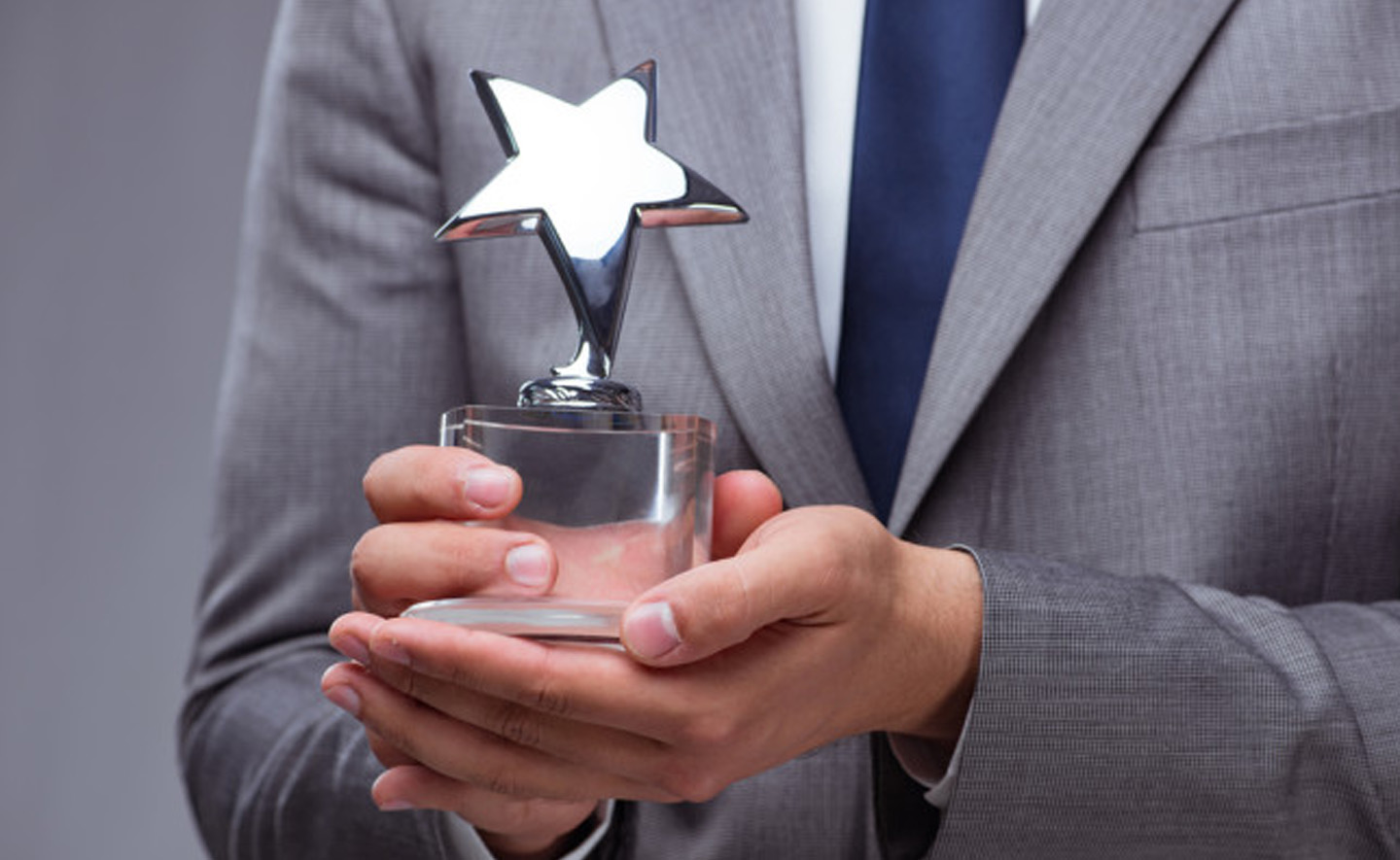 Tại sao việc khen thưởng “nhân viên của tháng” không những không hiệu quả mà còn làm mất tinh thần nhóm?