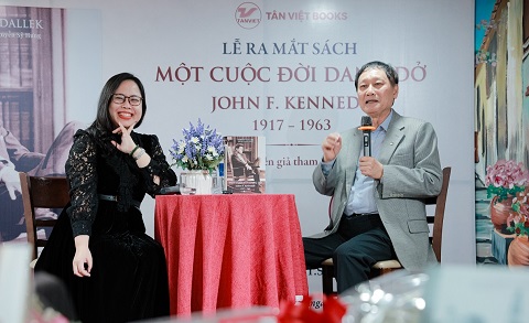 Ra mắt cuốn sách