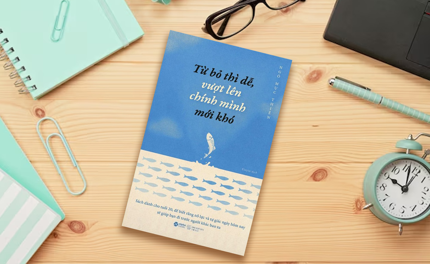 Từ bỏ thì dễ, vượt lên chính mình mới khó: Viết cho tuổi 20 để bạn biết cách tự quản lý bản thân