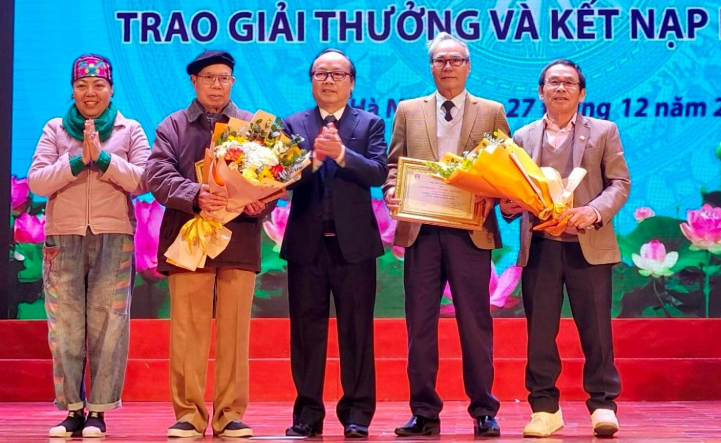 Nhà văn Ma Văn Kháng được tặng giải Thành tựu trọn đời