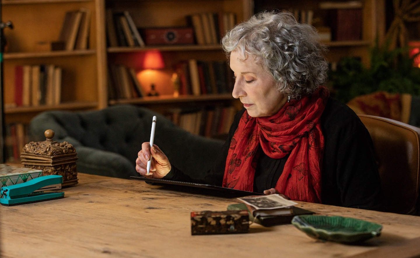7 mẹo viết tiểu thuyết giả tưởng suy đoán từ tác giả Margaret Atwood