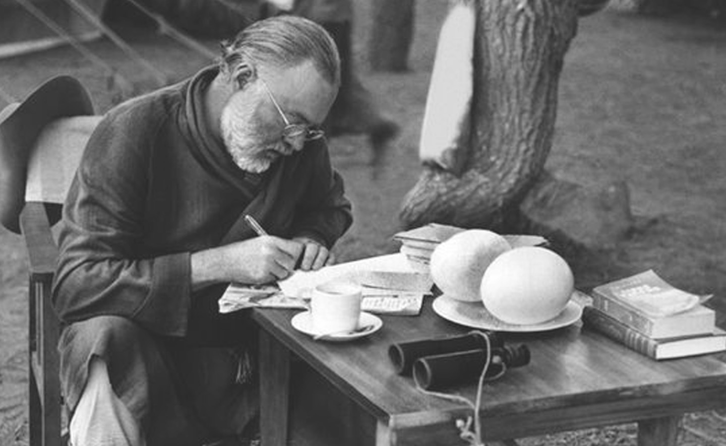 8 nhà văn “xém ra đi” trước tuổi và tác động của những sự kiện ấy đến cuộc đời họ