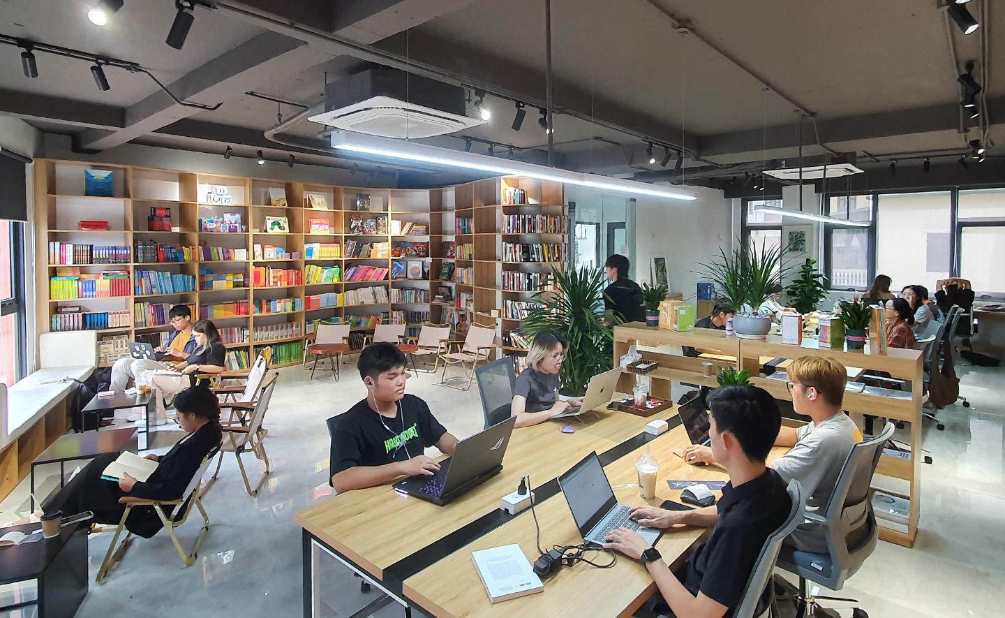 Tại sao ngày càng nhiều người trẻ chọn những không gian thư viện để học tập và làm việc?