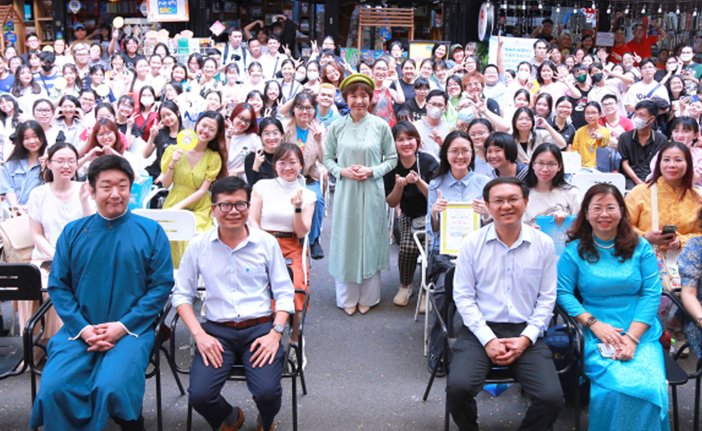 Hàng trăm fan giao lưu tác giả best-seller manga Nhật Bản