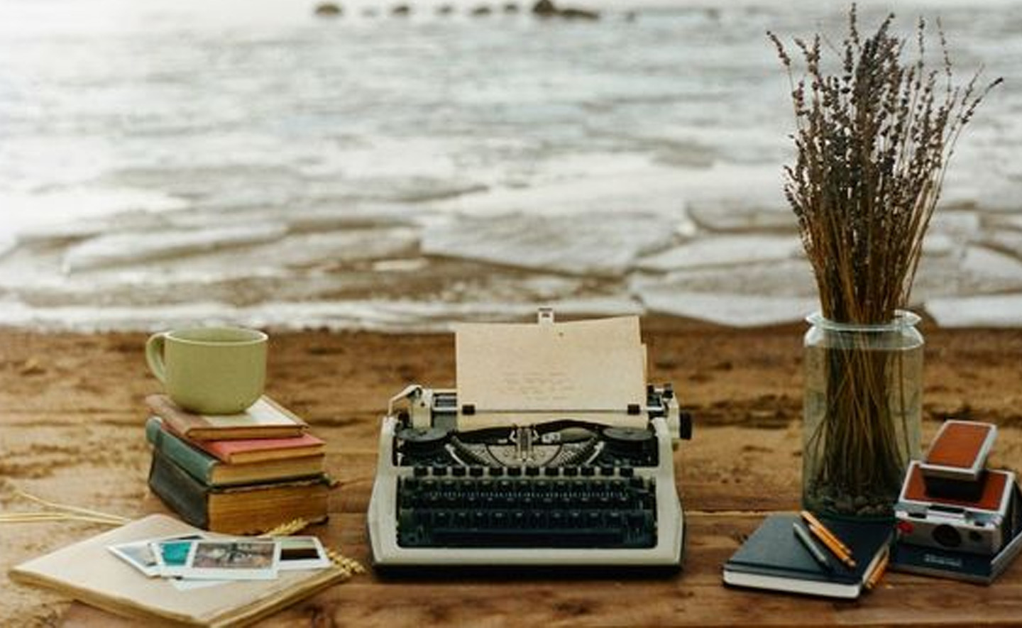 Bạn muốn viết tiểu thuyết sao? Hãy bắt đầu với 5 câu hỏi sau đây