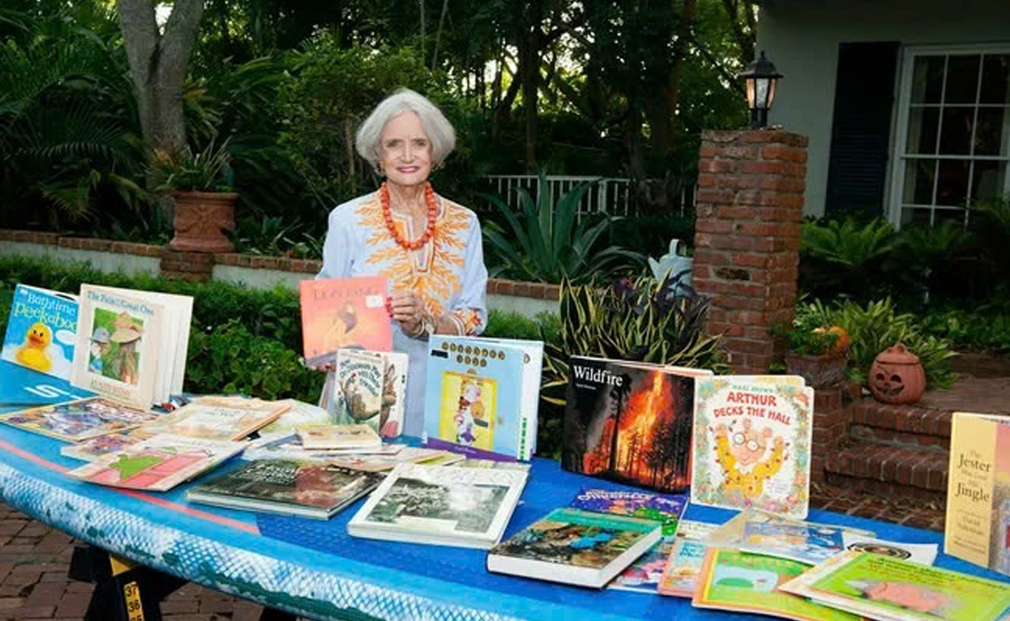 Người phụ nữ tặng sách thay kẹo trong dịp lễ Halloween