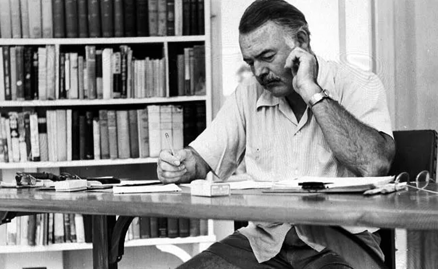 15 câu nói truyền cảm hứng của Ernest Hemingway về cuộc sống và viết lách
