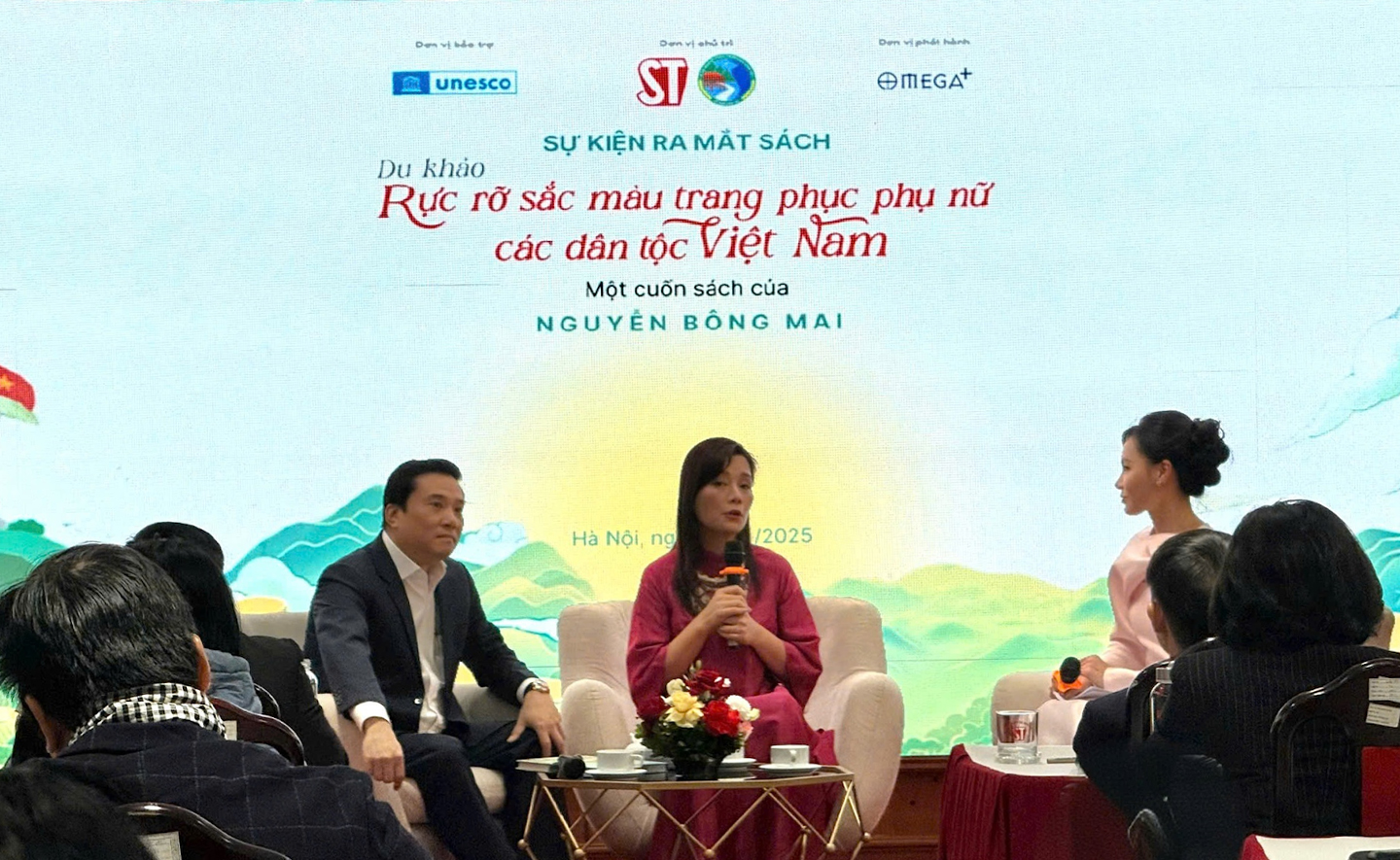 Ra mắt sách Du khảo: Rực rỡ sắc màu trang phục phụ nữ các dân tộc Việt Nam