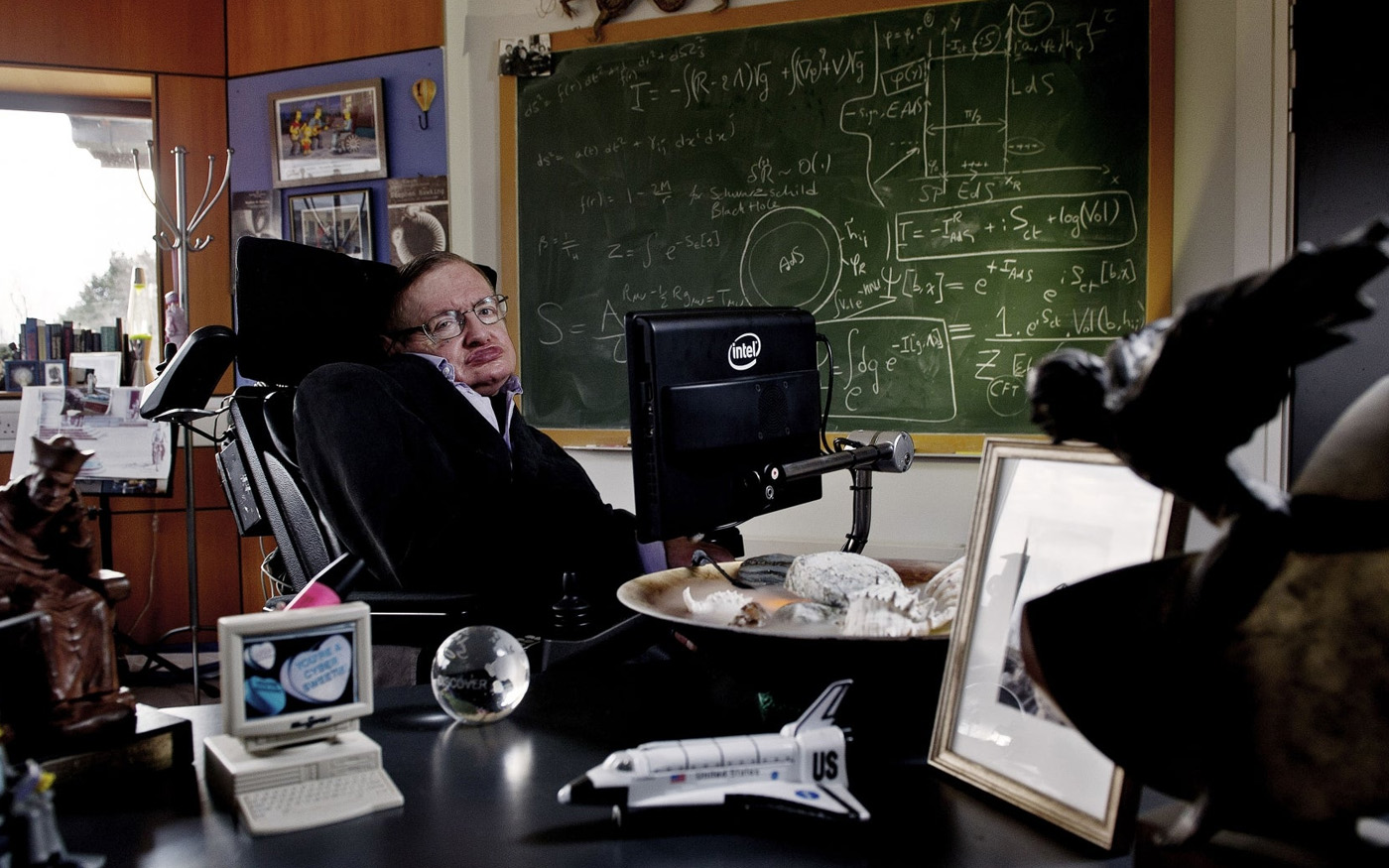 Những cuốn sách giúp bạn hiểu hơn về tinh thần khoa học của Stephen Hawking