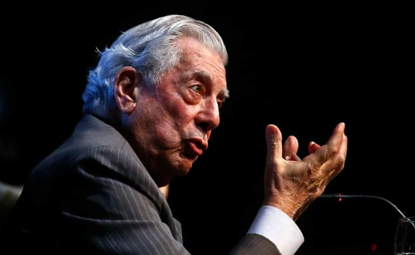 Chủ nhân Nobel Văn chương 2010 qua đời