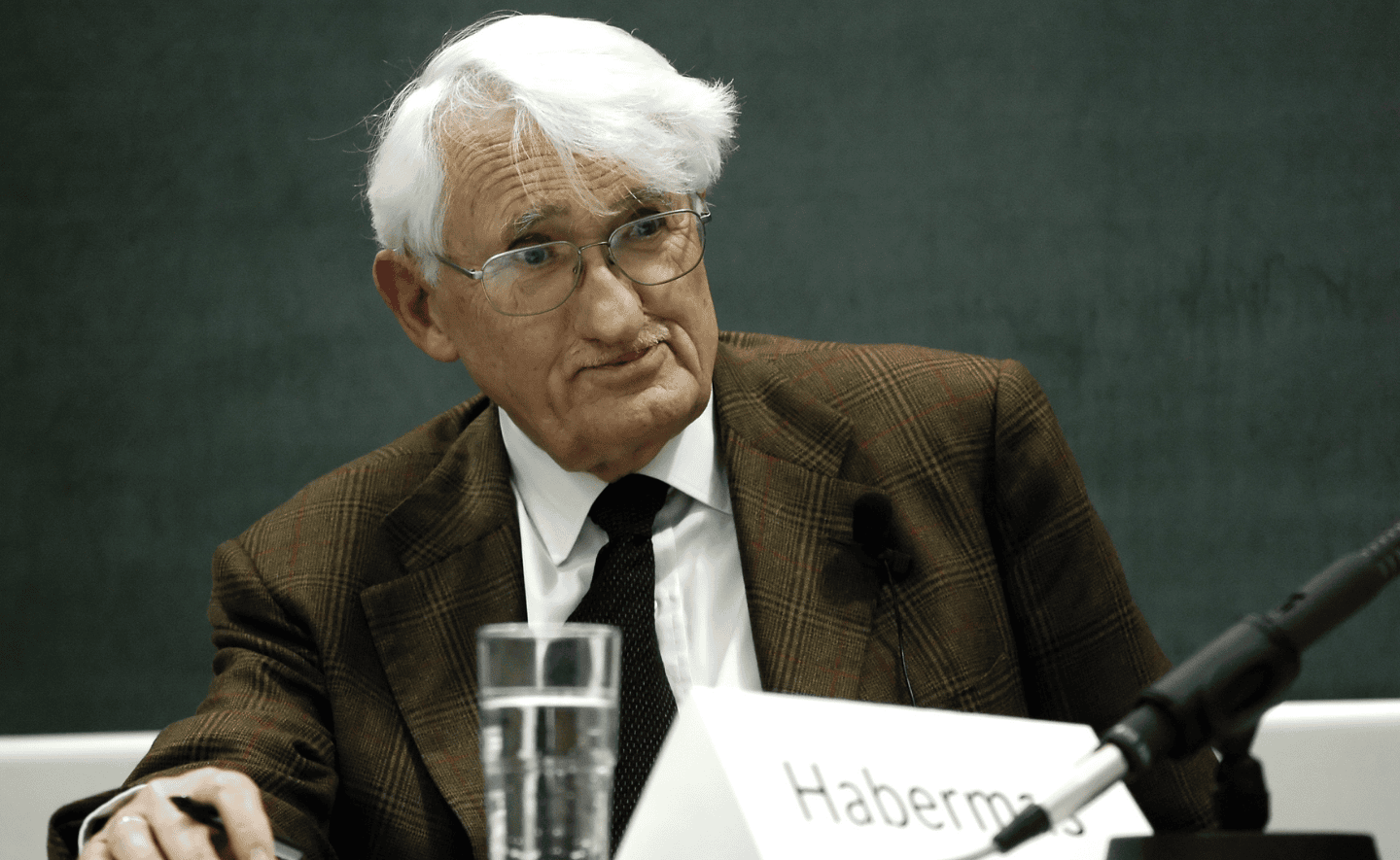 Habermas và 3 trích dẫn khiến ta suy nghĩ lại về cách xã hội đang vận hành