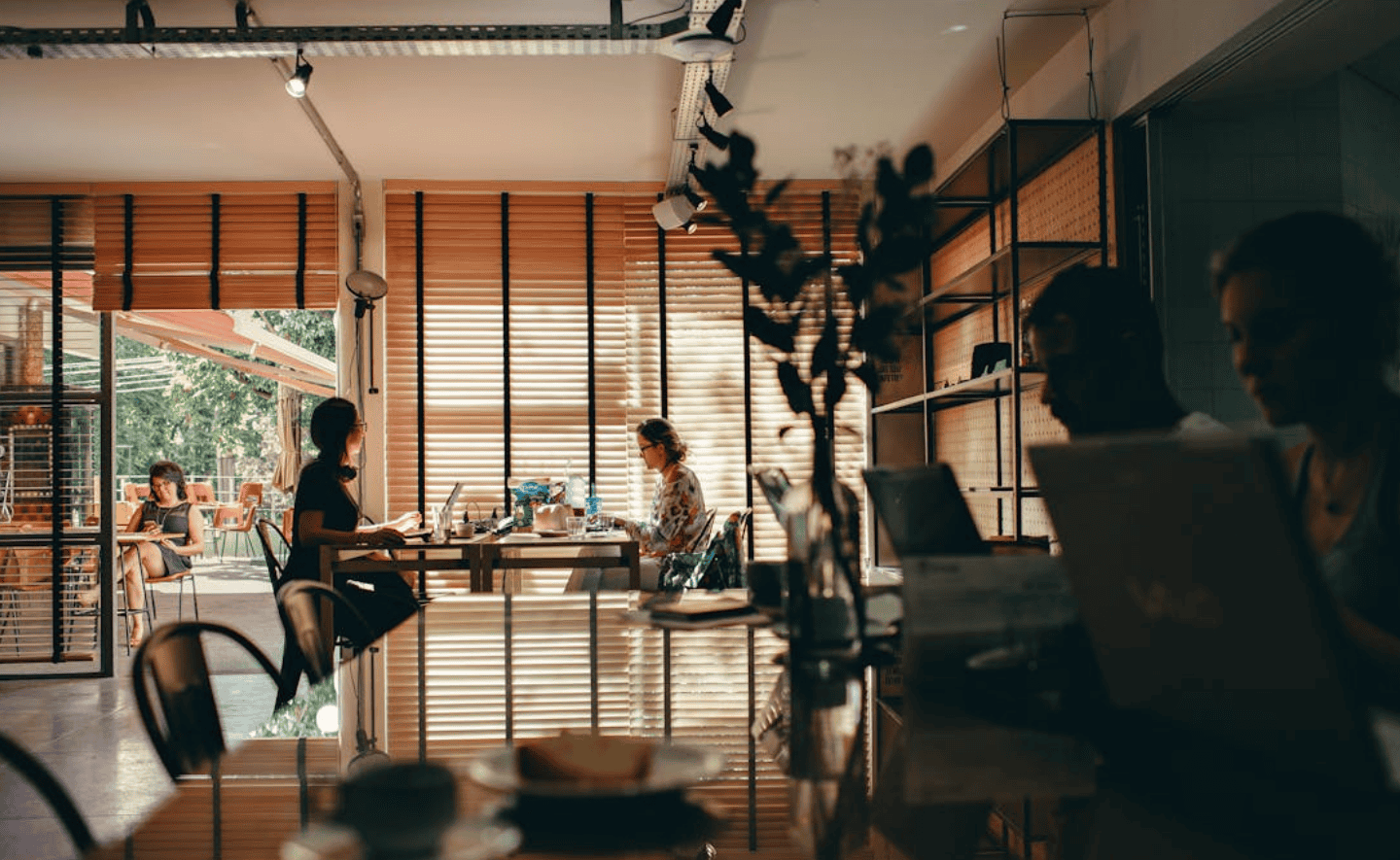 Bộ sách dễ đọc, dễ hiểu dành cho nhóm sinh viên muốn mở tiệm cà phê, nhà hàng