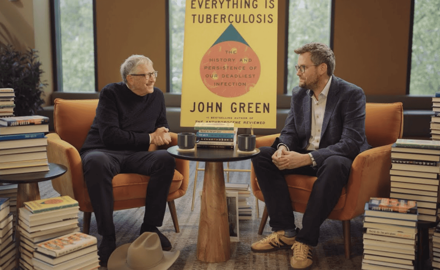 John Green ra mắt tác phẩm mới về nói về viết lách, lo âu và bệnh tật