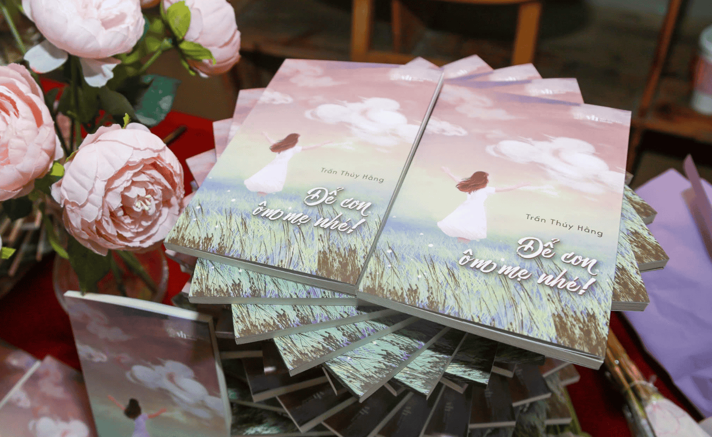 Triệu cái ôm gửi mẹ trong cuốn sách Để con ôm mẹ nhé!