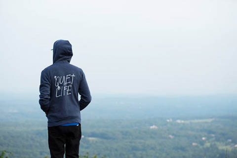 Tự nguyện nghèo: Bí kíp hạnh phúc giữa thế kỉ giàu