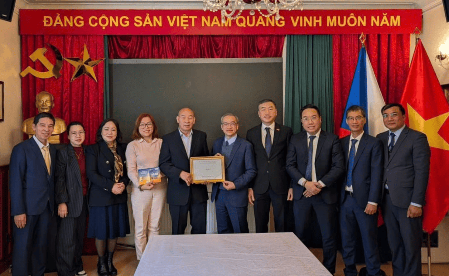 Sách Việt – nhịp cầu văn hóa nối cộng đồng người Việt tại Séc